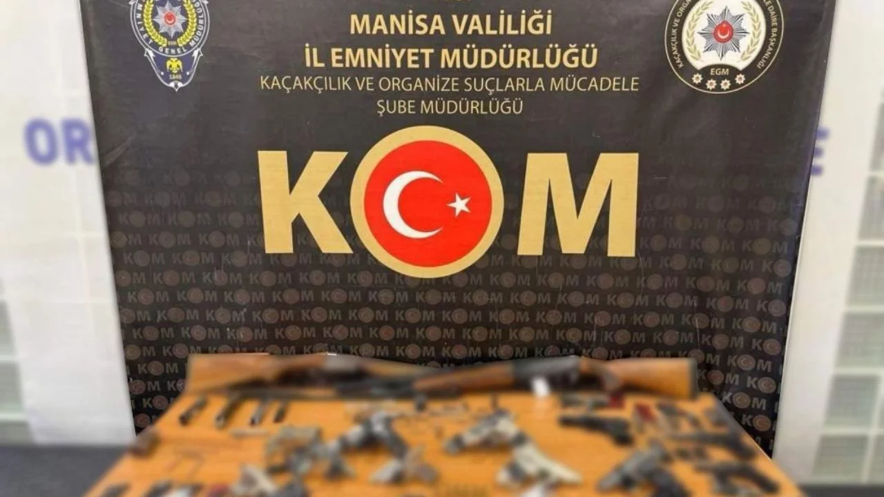 Manisa'da 6 adrese operasyon: Çok sayıda silah ele geçirildi 