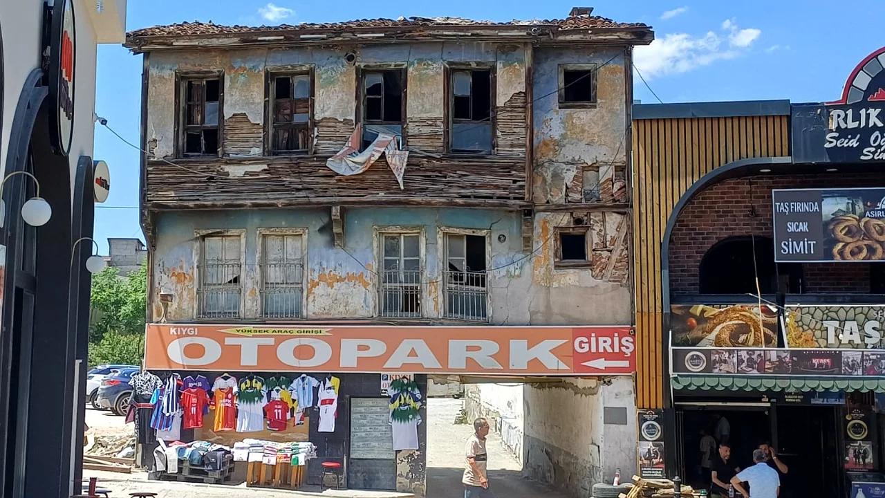Bursa'da tarihi meydanda alarm veren görüntü!