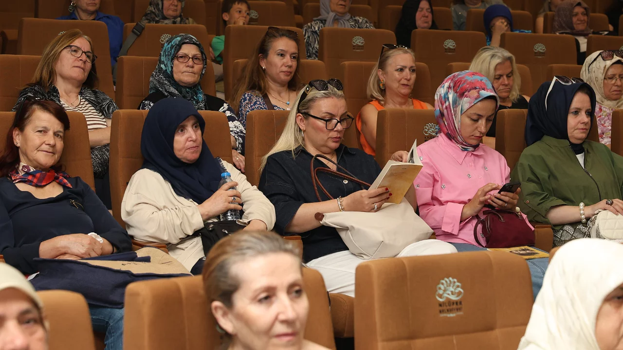 Nilüferli kadınlar yılın yazarını şiirleri ile andı 