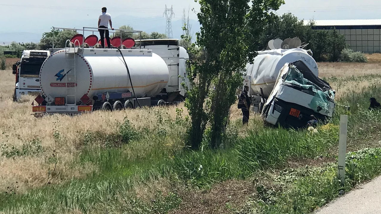Tanker şarampole devrildi: Sürücü sıkıştığı yerden kurtarıldı