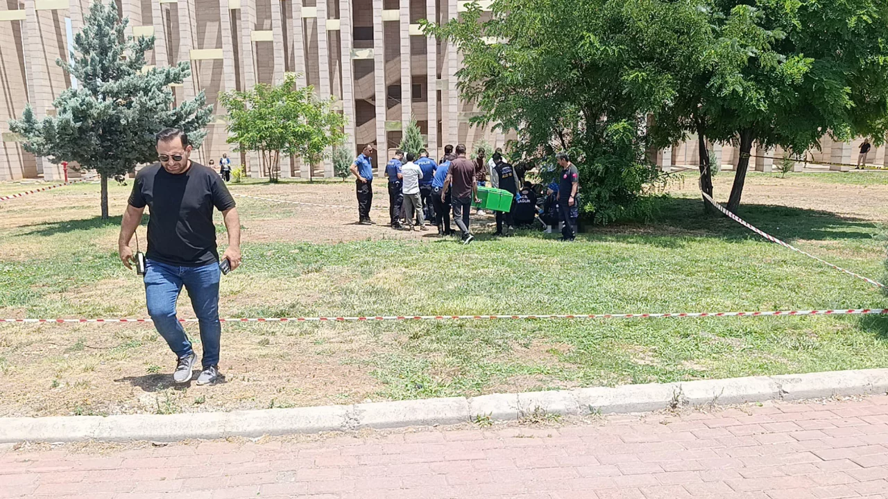 Parkta hareketsiz şekilde yatan gen&ccedil;ten acı haber...