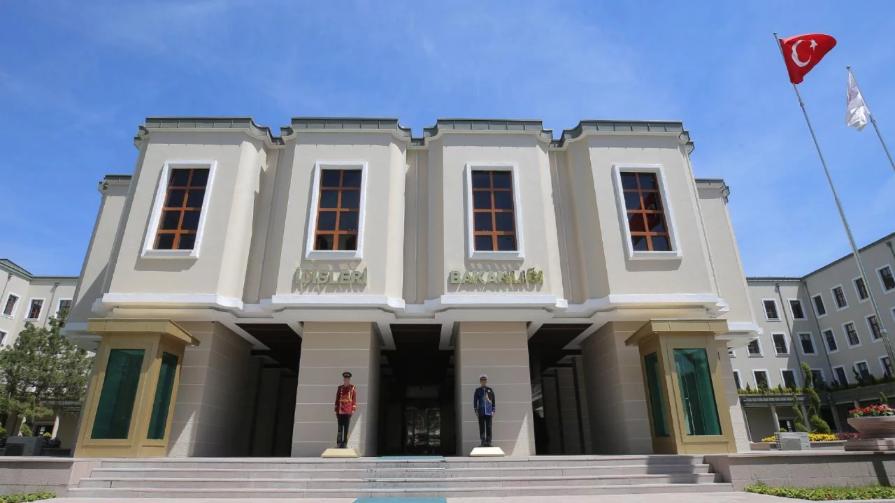 İ&ccedil;işleri Bakanlığı duyurdu: İki belediye başkanı g&ouml;revden uzaklaştırıldı...