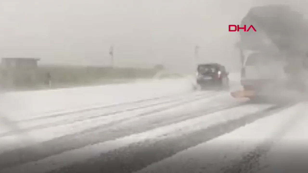 Haziran ayında dolu yağışı yolları beyaza bürüdü! Kameralar o anları kaydetti...