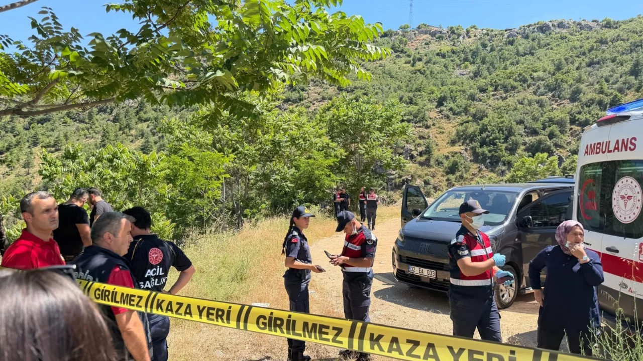 Park halindeki ara&ccedil;ta 2 gencin sır &ouml;l&uuml;m&uuml;! Soruşturma başlatıldı...
