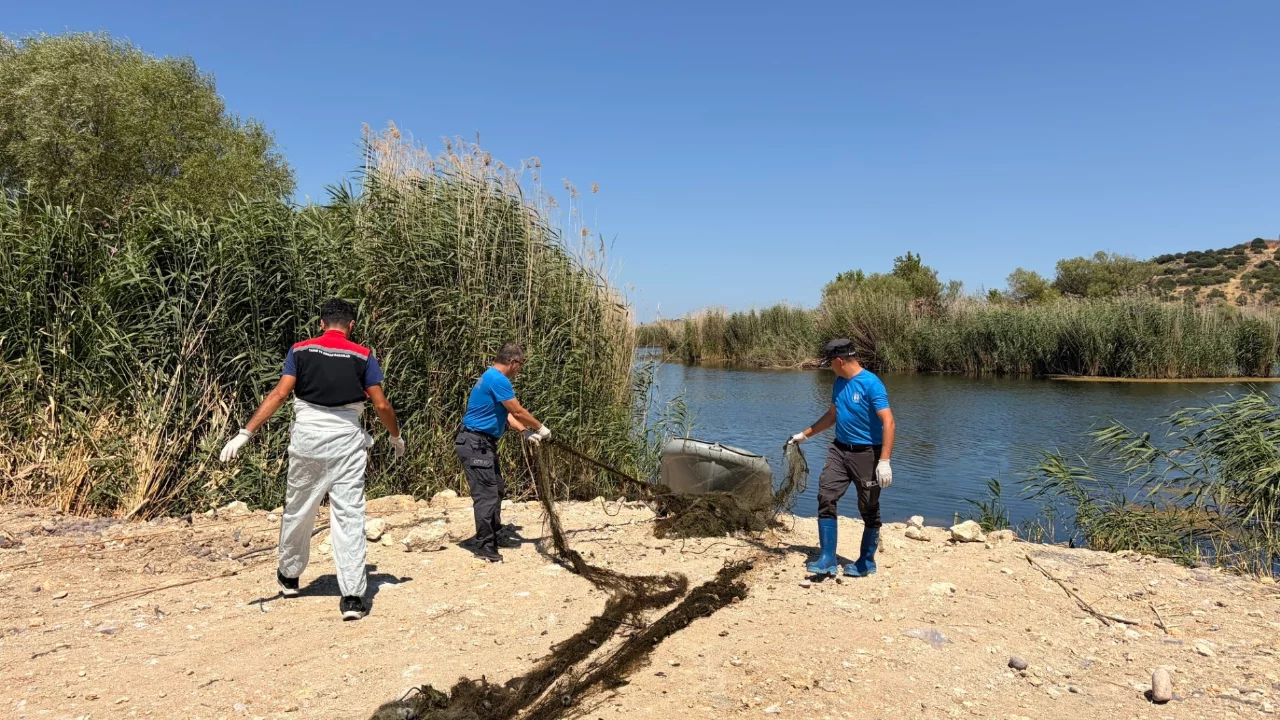 İzmir Aliağa'da kaçak avcılığa darbe! 50 metrelik ağ sudan çıkarıldı
