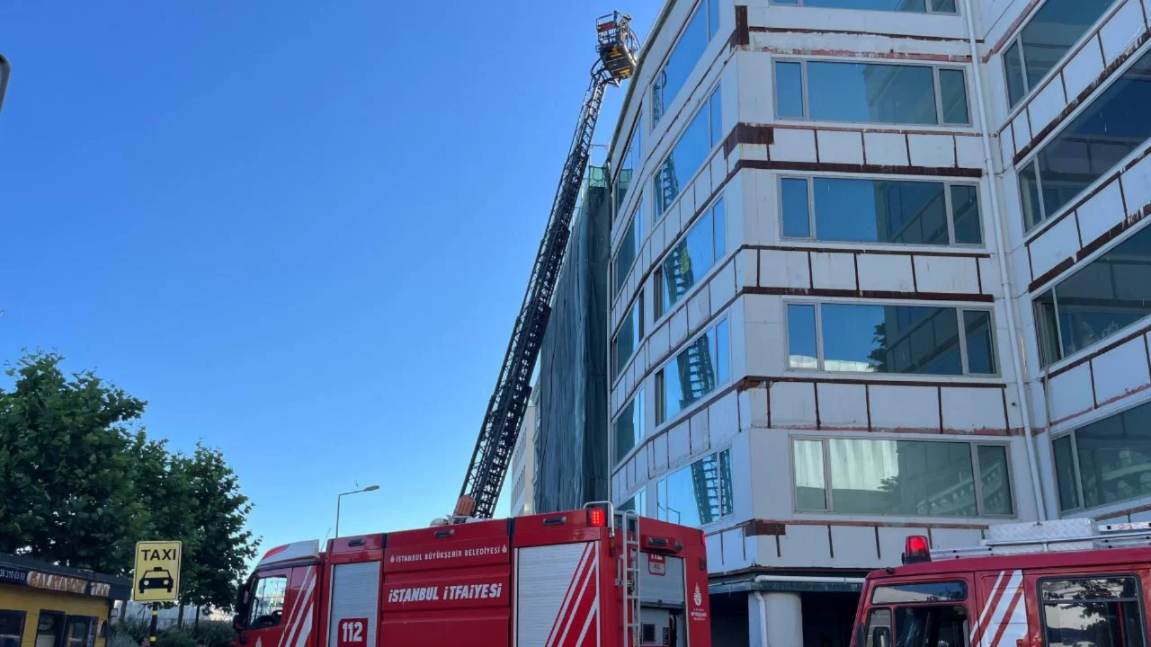 Beyoğlu'nda 6 katlı binada korkutan yangın! Mahalleyi saran duman paniğe neden oldu