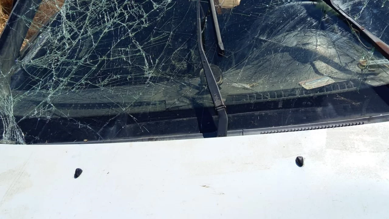 Kontrolden çıkan araç yol kenarına savruldu, 5 kişi yaralandı...