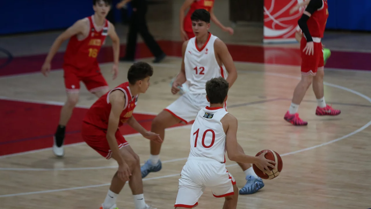 &Ccedil;anakkale'de FIBA Altyapı Gelişim Kampı başladı: Gen&ccedil;ler sahada