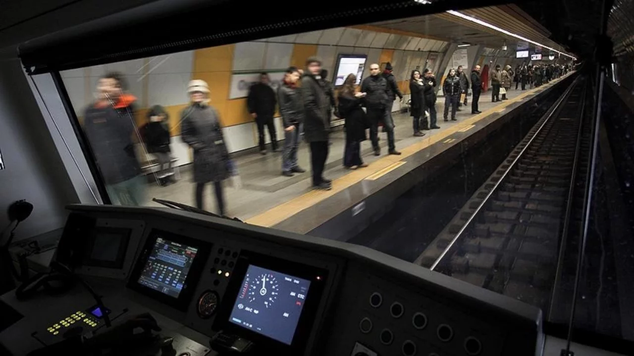 Almanya'da demiryolu alarmı: Dijital telsiz arızası t&uuml;m tren seferlerini durdurdu