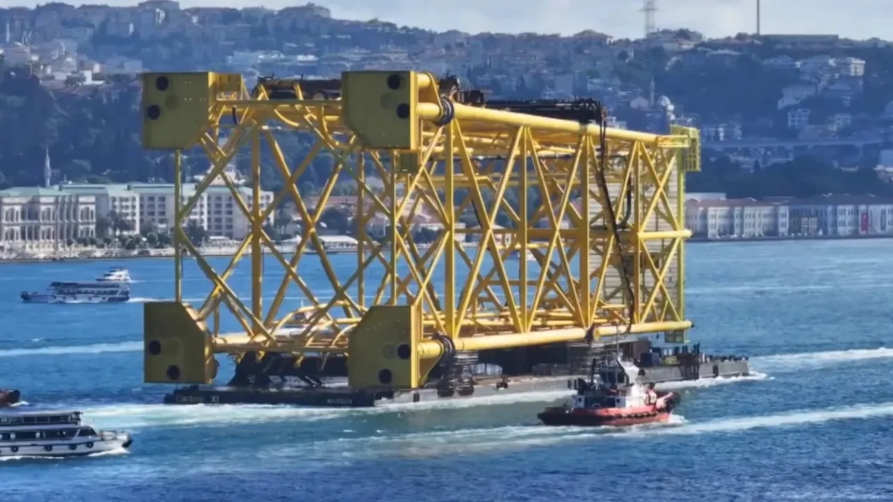 Tam 350 metre uzunluğunda! İstanbul Boğazı'ndan b&ouml;yle ge&ccedil;ti