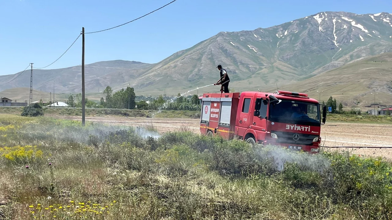Alevler yerleşim yerine yaklaştı! Son anda gelen m&uuml;dahale olası facianın &ouml;n&uuml;ne ge&ccedil;ti