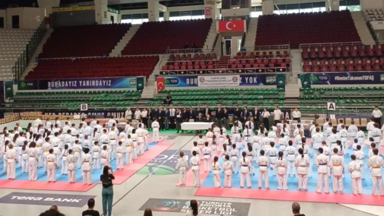 Bursa'da nefes kesen turnuva! 4 &uuml;lkeden sporcular mindere &ccedil;ıktı