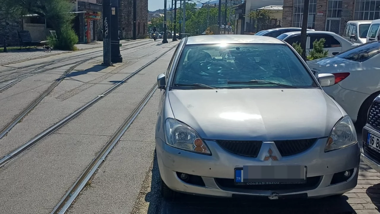 Bursa'da tramvay ile otomobiller burun buruna!