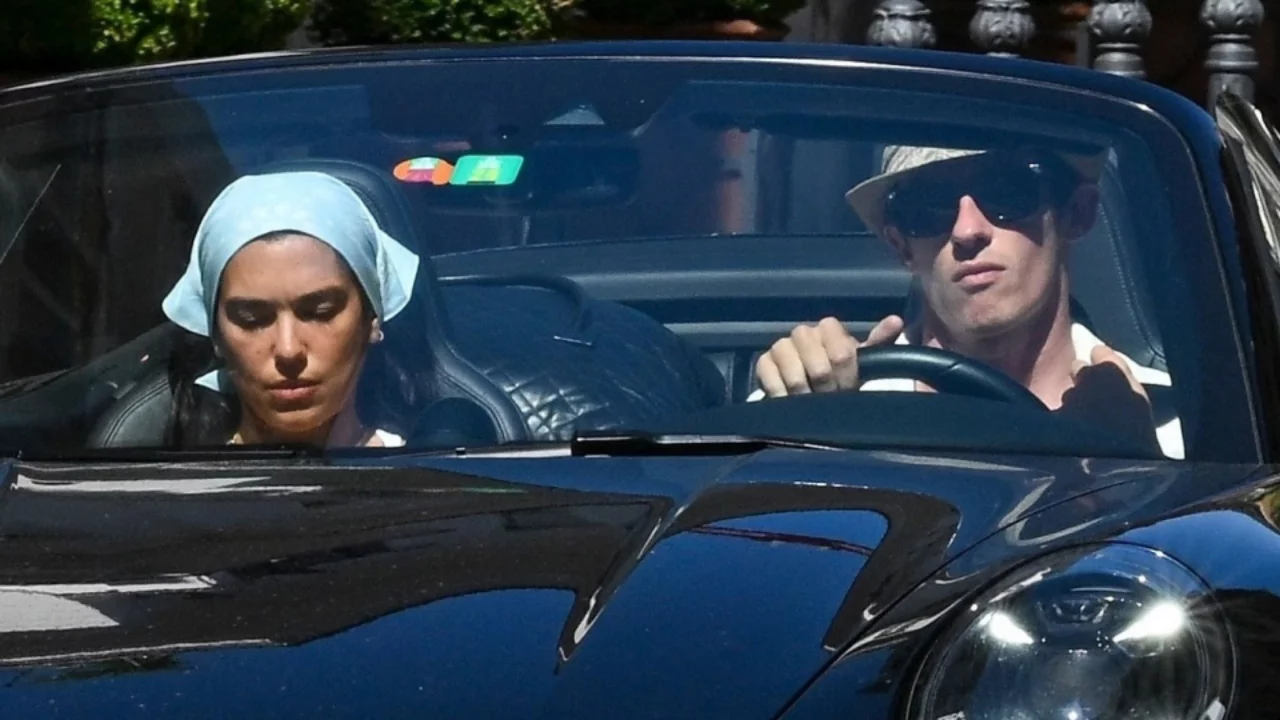 Dua Lipa ve Callum Turner'in romantik ka&ccedil;amağı! Balayı turu Roma sokaklarına taştı