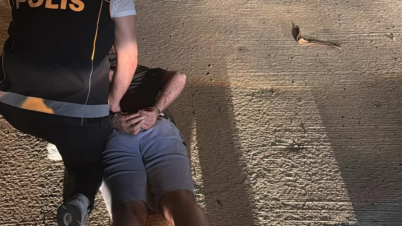 Kırmızı bültenle aranan şüpheli lüks araçta yakalandı, üzerinden servet çıktı