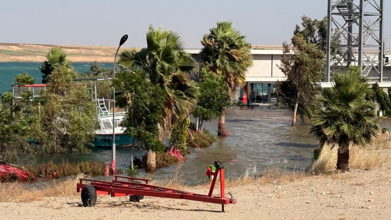 Adıyaman'da yürüyüş alanları ve restoranlar sular altında kaldı
