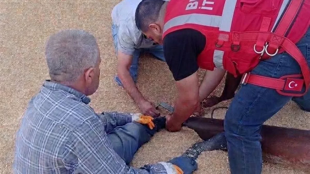 Çiftçi tarım yaparken makineye sıkıştı!