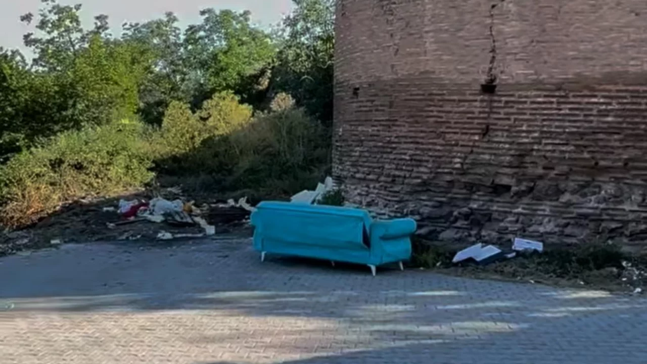 İznik surları'nda tepki &ccedil;eken g&ouml;r&uuml;nt&uuml;: Turistler bu manzarayı g&ouml;r&uuml;yor!