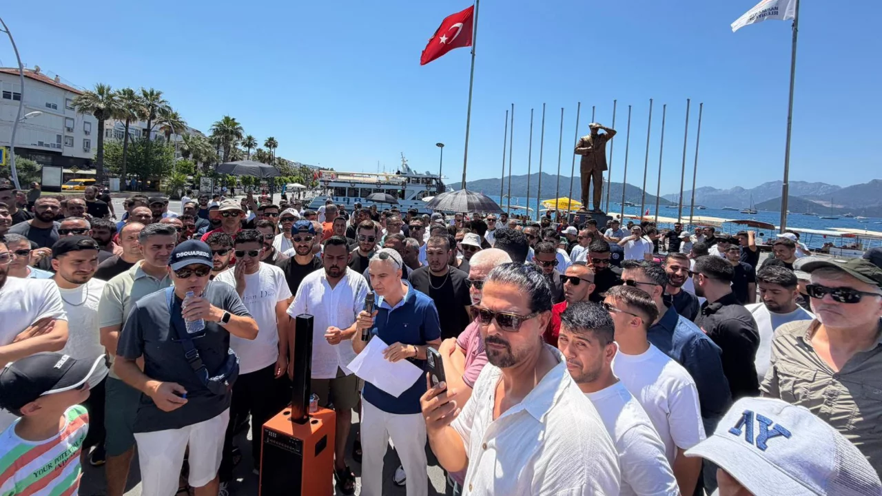 Marmaris'te esnaf, Kapalı &Ccedil;arşı'nın &uuml;zerinin a&ccedil;ılmasını protesto etti