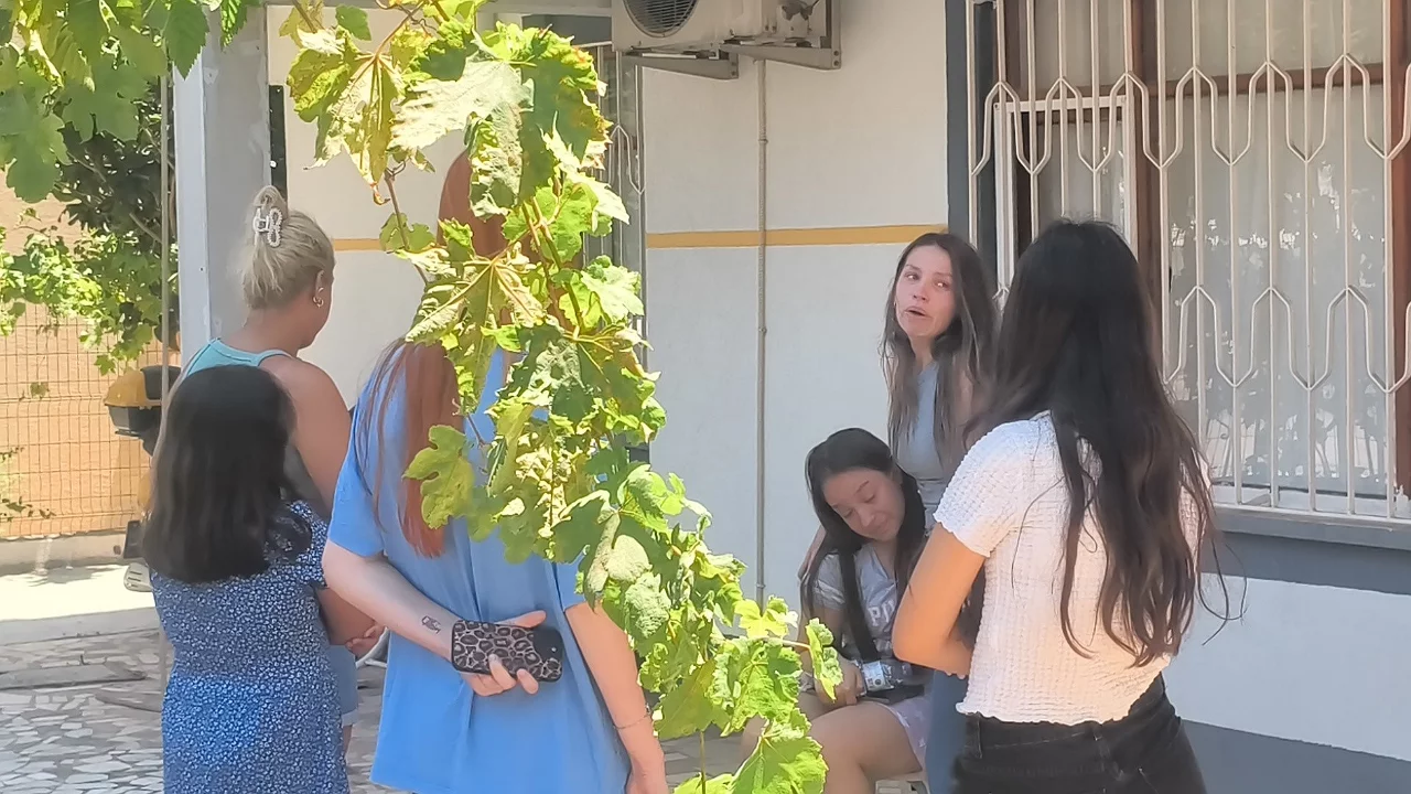 Alevlerden kurtarılan kızına koşarak sarılan annenin gözyaşları yürek burktu