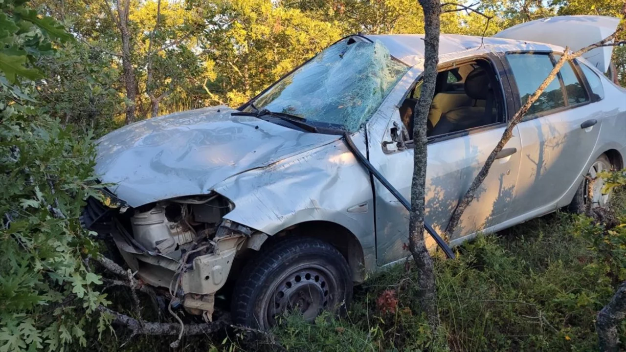 Ağa&ccedil;lara &ccedil;arpan otomobildeki s&uuml;r&uuml;c&uuml; &ouml;ld&uuml;, eşi yaralandı