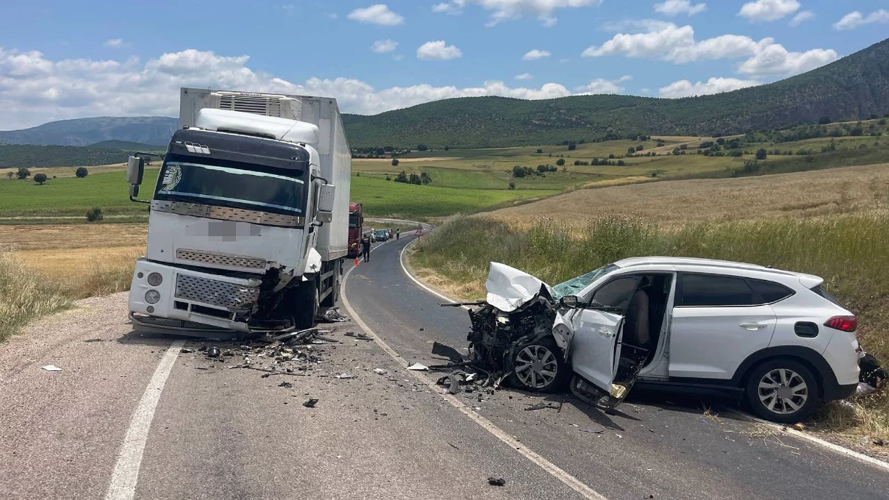 Şerit ihlali facia getirdi: Otomobil ile kamyon &ccedil;arpıştı, 4 kişi yaralandı