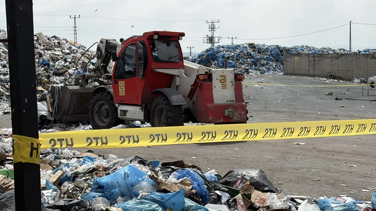 Geri d&ouml;n&uuml;ş&uuml;m tesisinde feci kaza: İş makinesinin altında kalan iş&ccedil;i hayatını kaybetti