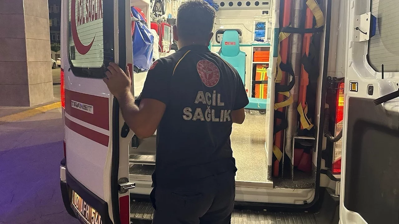 Yaya ge&ccedil;idinde kaza: Otomobilin &ccedil;arptığı kadın yaralandı