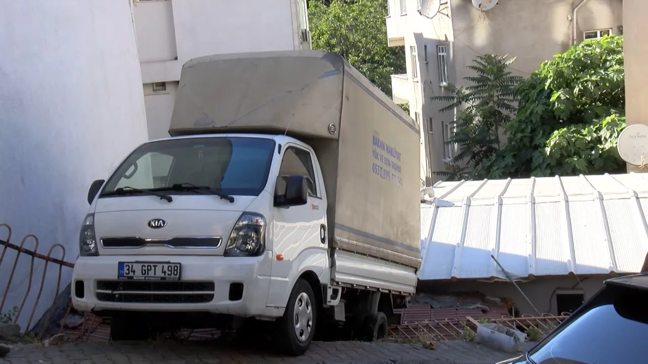Yokuştan kayan kamyonet gecekondunun çatısına düştü! Kameralar kaydetti...