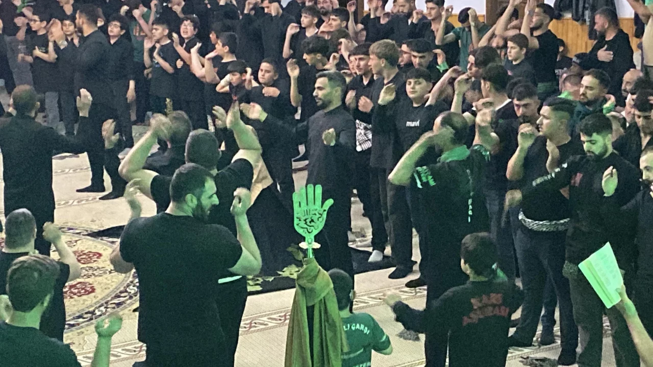 Kars'ta y&uuml;zlerce kişi ağıtlar yakıp, sine vurarak Kerbela şehitlerini andı
