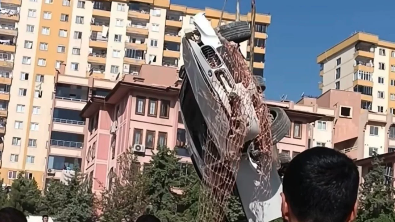 Kontrolden çıkan lüks araç inşaat çukuruna düştü
