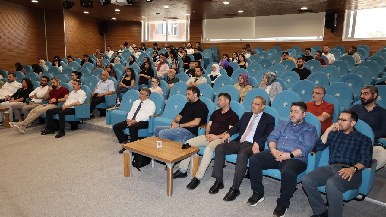 Uludağ D&uuml;ş&uuml;nce Buluşmalarının ikinci konuğu Mustafa &Ouml;zel oldu