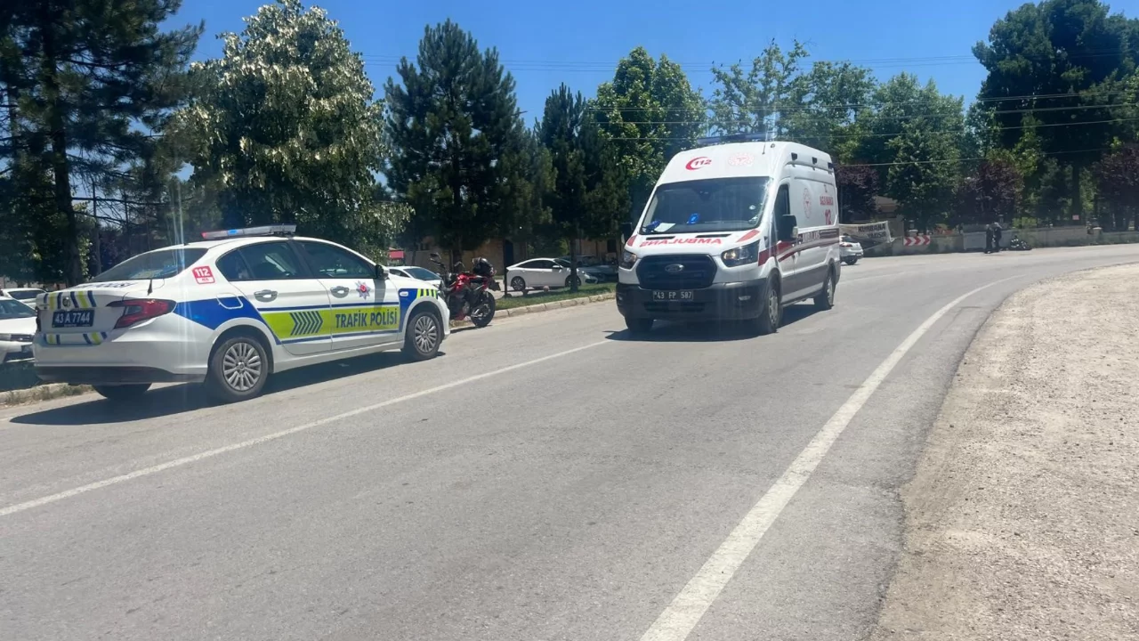 Tavşanlı'da motosiklet kazası, kask hayat kurtardı