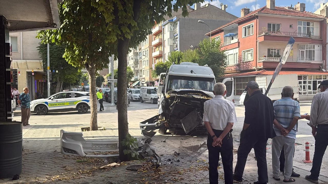 Zincirleme kazada 4 araç birbirine girdi, 9 kişi yaralandı