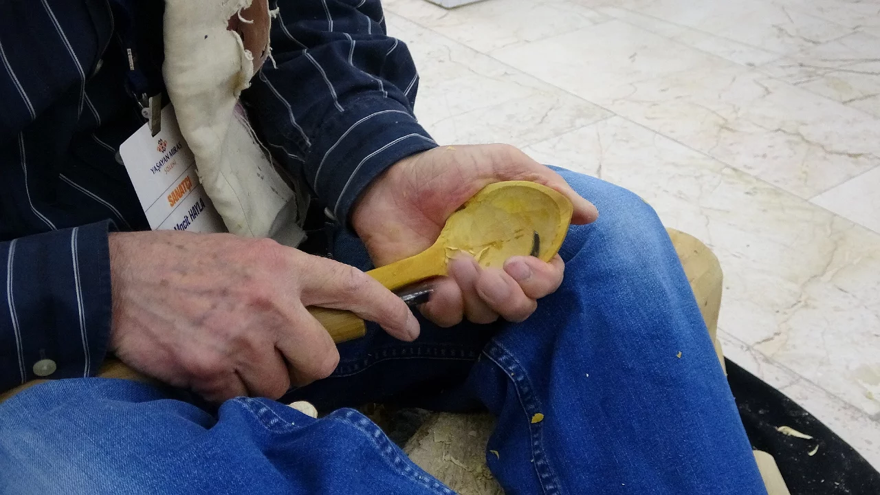 55 yıldır oyma kaşık yapıyor
