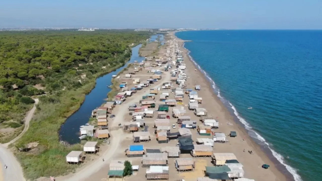 Artık halkın plajı! Kaçak yapılar kaldırıldı, sahil nef...