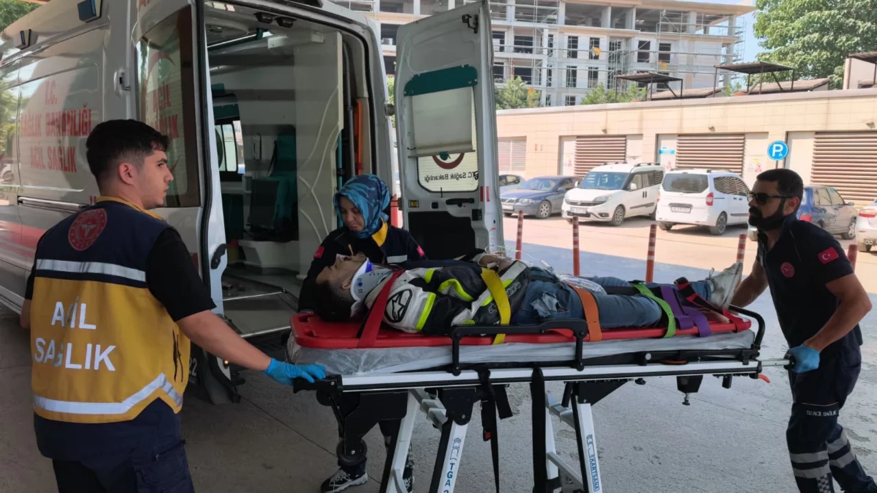 Bursa'da korkutan kaza! Motosiklet s&uuml;r&uuml;c&uuml;s&uuml; tırın altında kaldı
