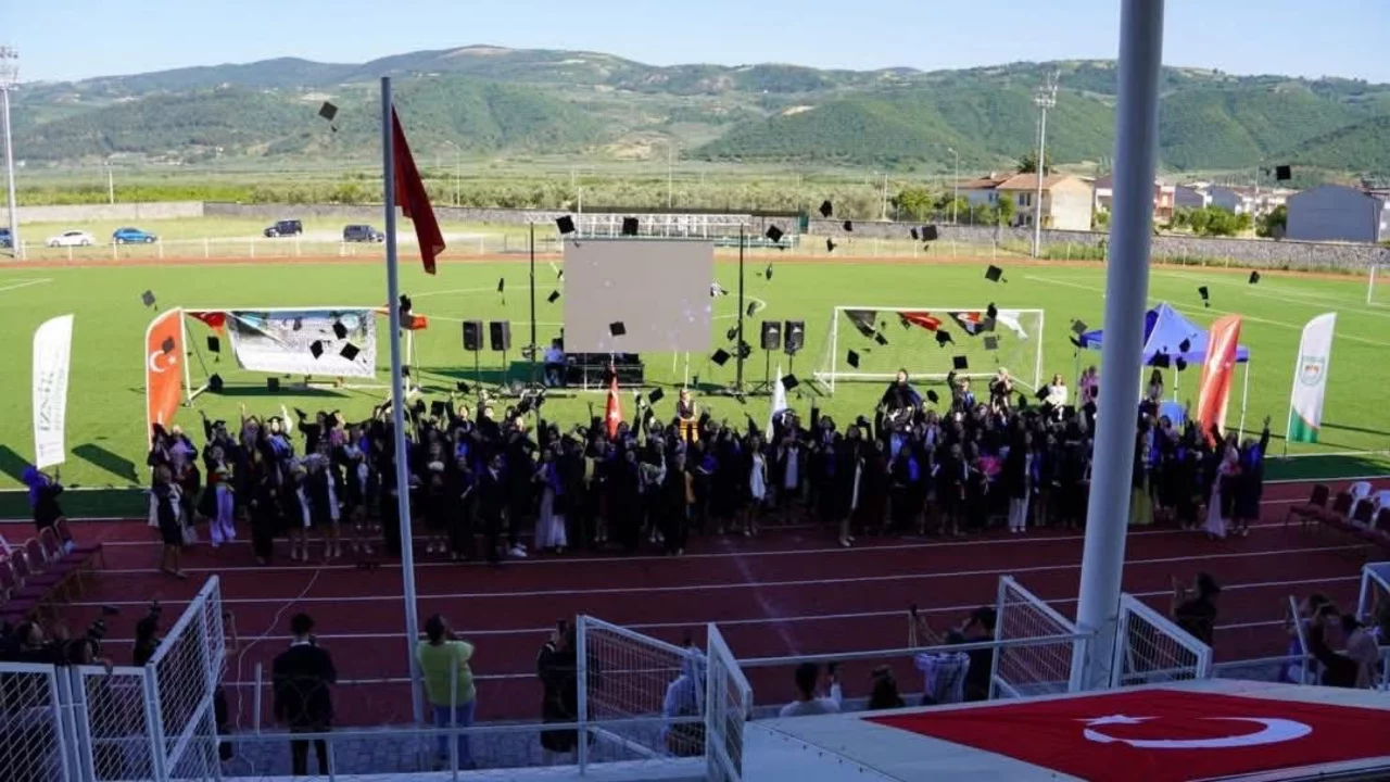 Uludağ &Uuml;niversitesi İznik Meslek Y&uuml;ksekokulu'nda mezuniyet coşkusu