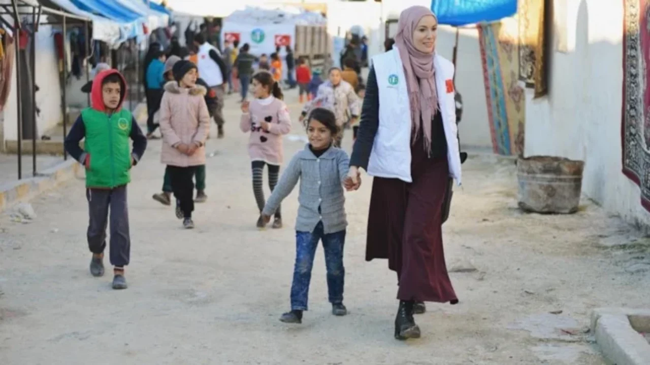 Gamze &Ouml;z&ccedil;elik'in yeni projesinden ilk kareler g&uuml;ndem yarattı