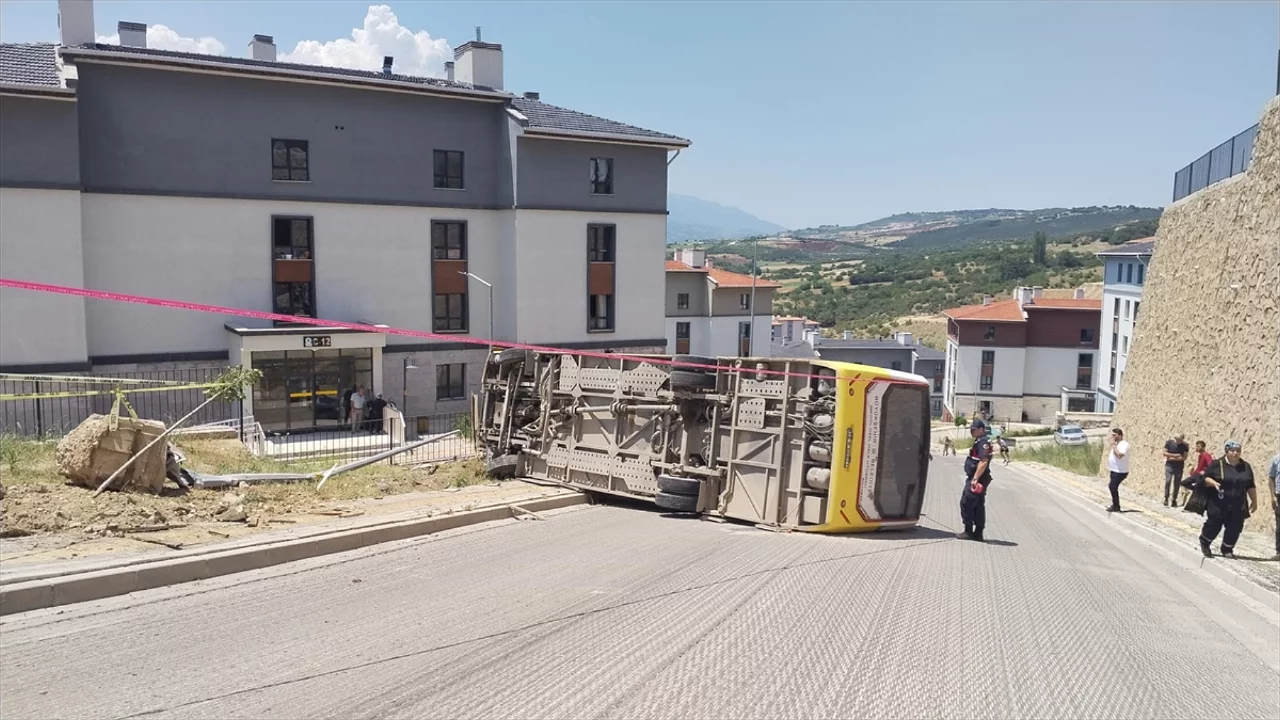 Bursa'da halk otob&uuml;s&uuml; devrildi!
