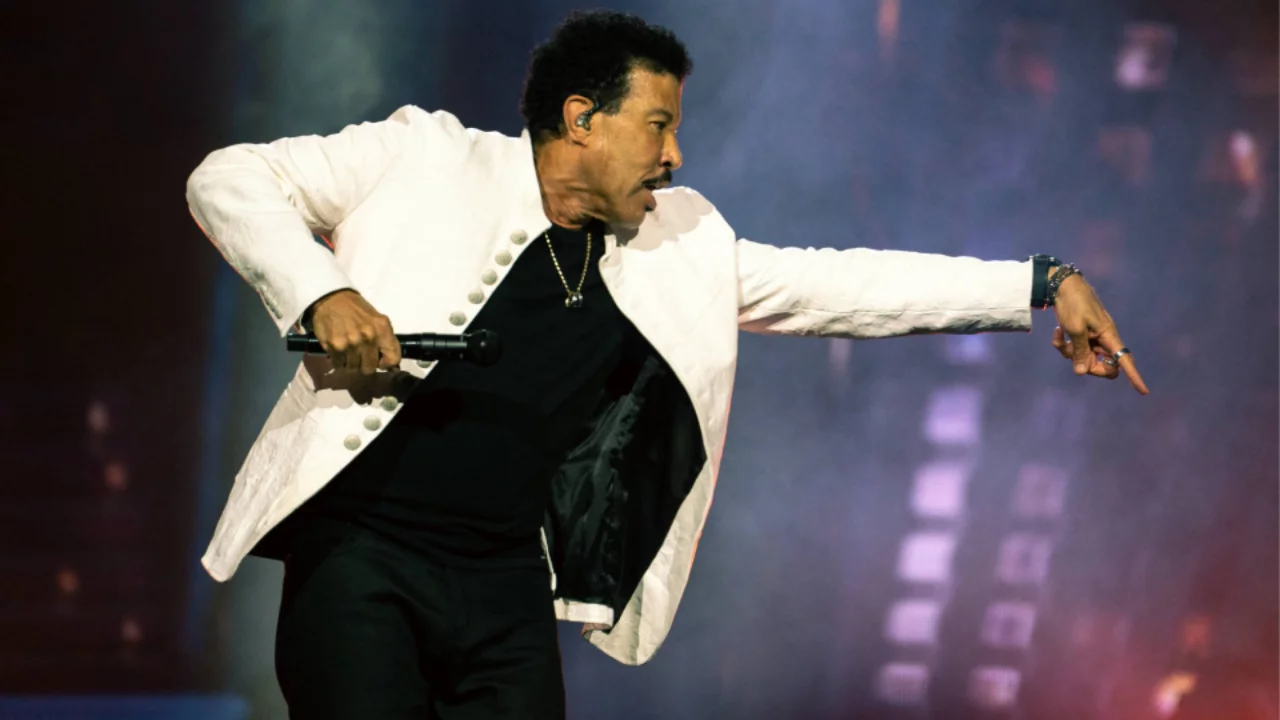 Lionel Richie konser sırasında zor anlar yaşadı! &Uuml;nl&uuml; şarkıcı sahneyi terk etmek zorunda kaldı