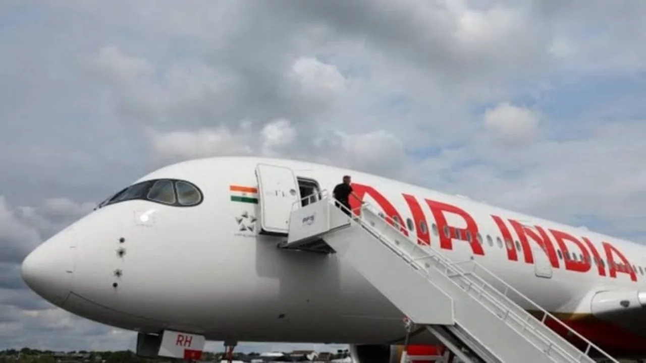 Pakistan hava sahasına giren Air India u&ccedil;ağının u&ccedil;uş ekibi g&ouml;revden uzaklaştırıldı
