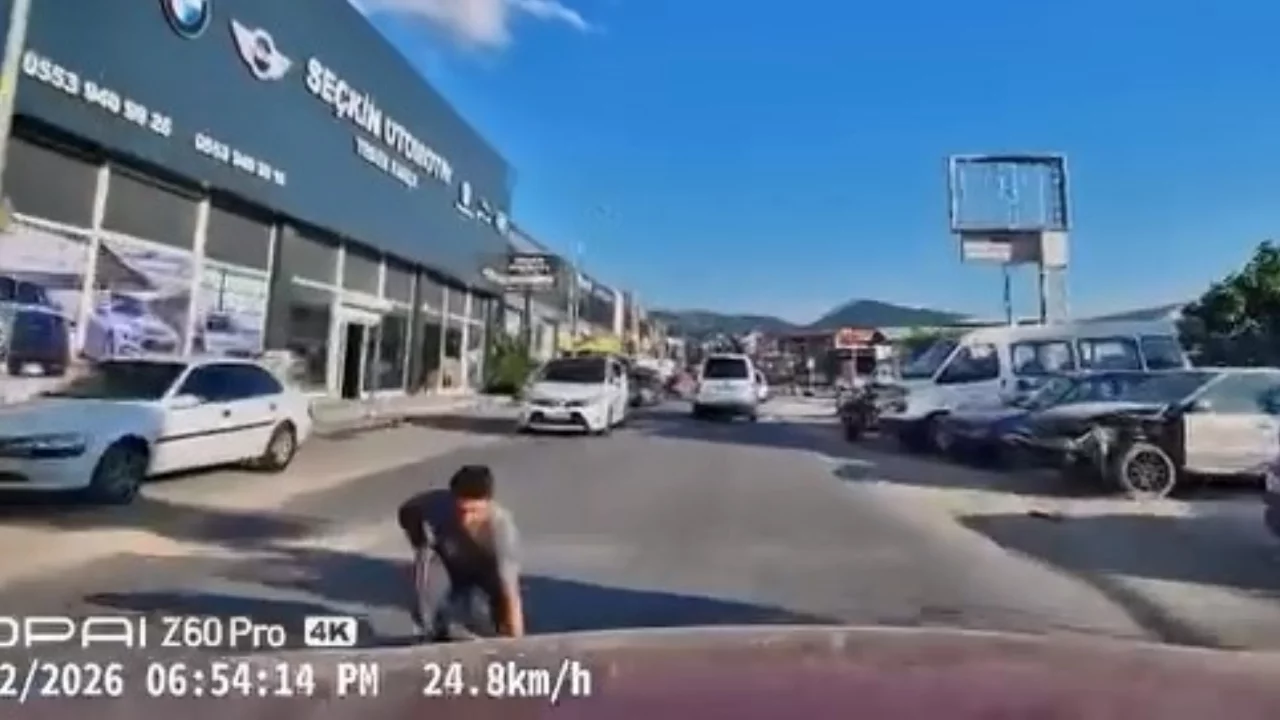 Bursa'da y&uuml;rekleri ağza getiren g&ouml;r&uuml;nt&uuml;! D&uuml;şen eşyasını almak isterken &ouml;l&uuml;mden d&ouml;nd&uuml;...