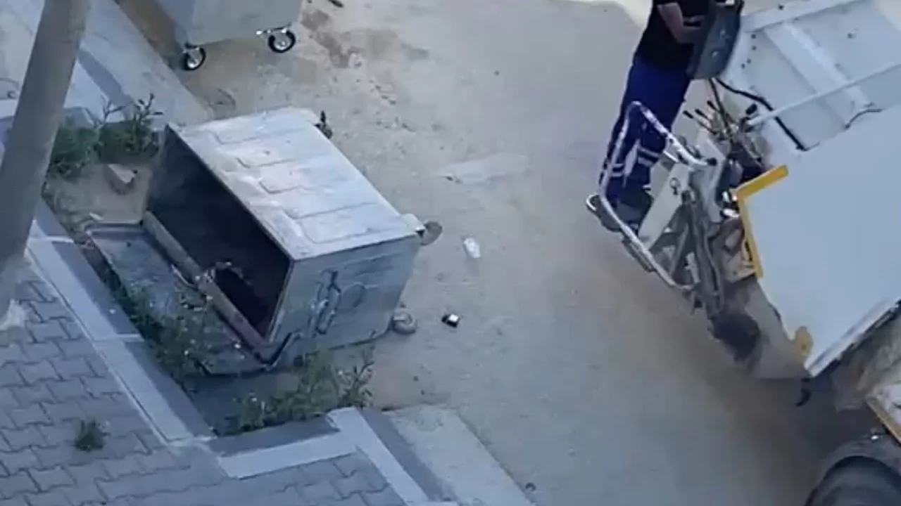 Devrilen çöp konteyneri günlerdir kaldırılmadı