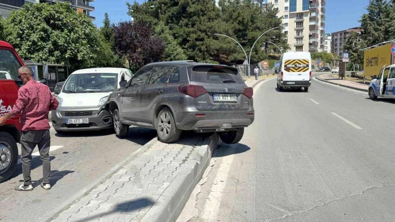 İki araç çarpıştı! Baba ve 2 yaşındaki oğlu yaralandı