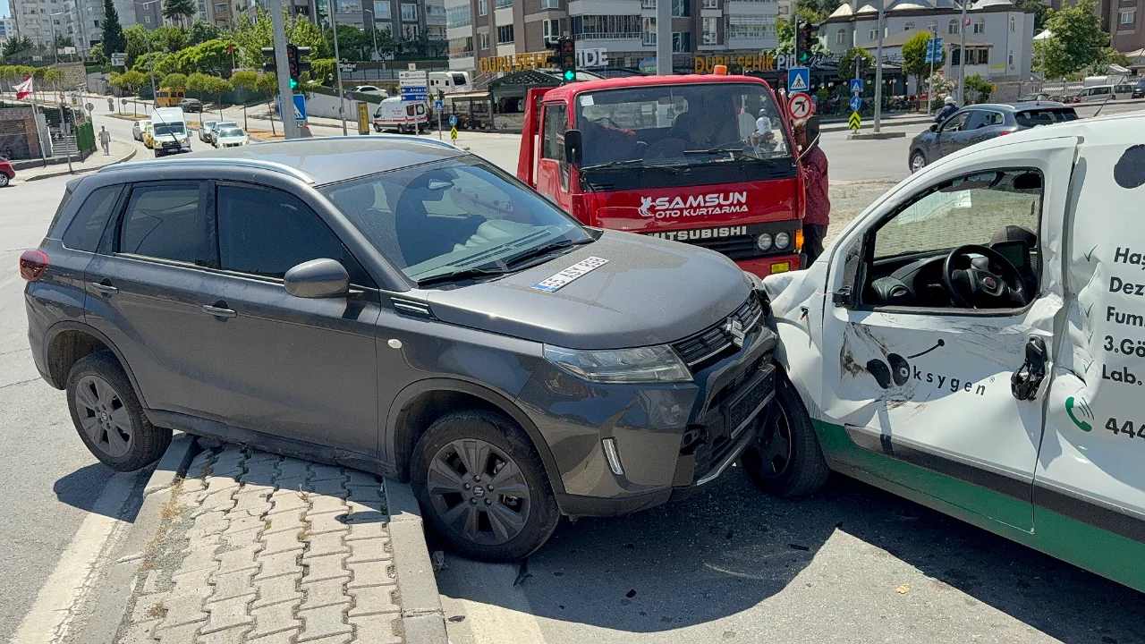 Şerit ihlali kazası: Baba ve 2 yaşındaki oğlu hastaneye kaldırıldı
