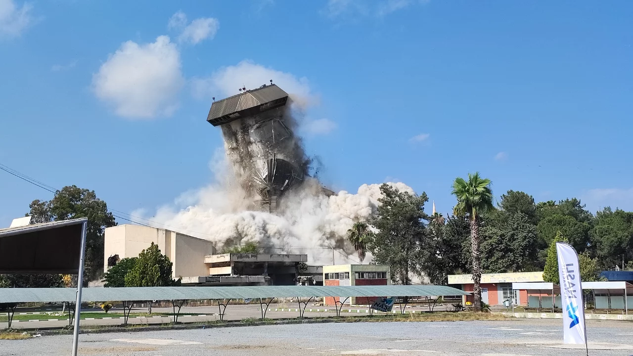 Hasar gören bina dinamitlerle patlatıldı!