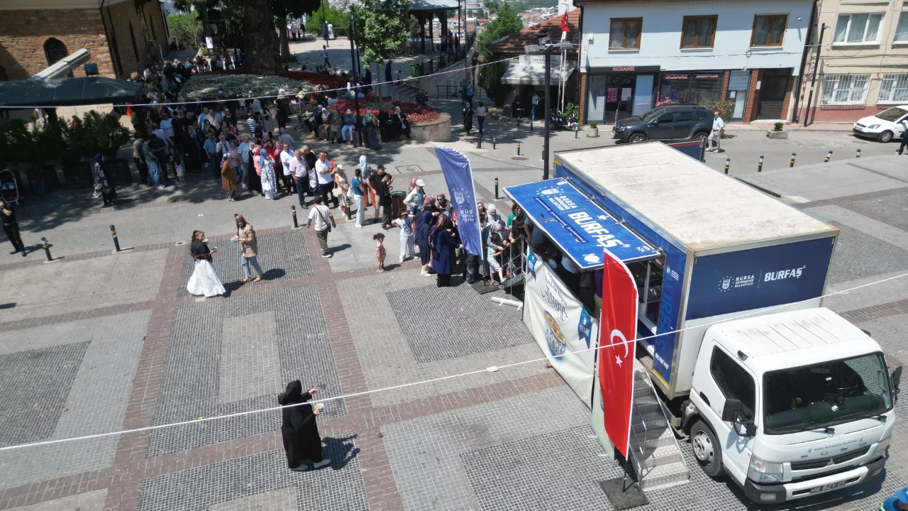 Bursa'da kazanlar kaynıyor! 28 noktada aşure dağıtımı başladı...