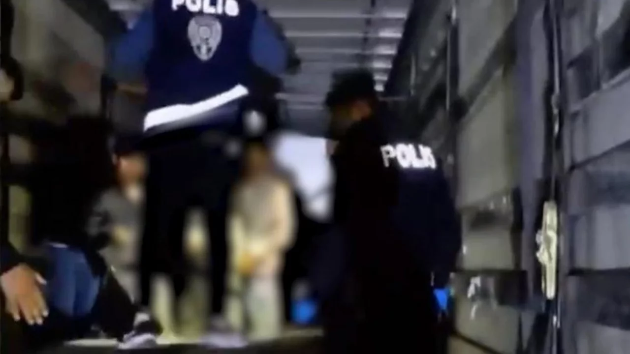 Sivas'ta durdurulan iki tırda &ccedil;ok sayıda d&uuml;zensiz g&ouml;&ccedil;men yakalandı
