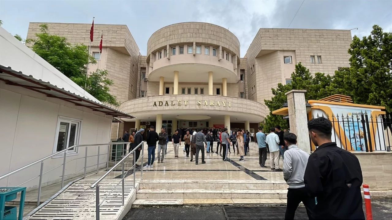 15 yaşındaki &ccedil;ırağa kompres&ouml;rle işkence edip katletmişti! İstenen ceza belli oldu...